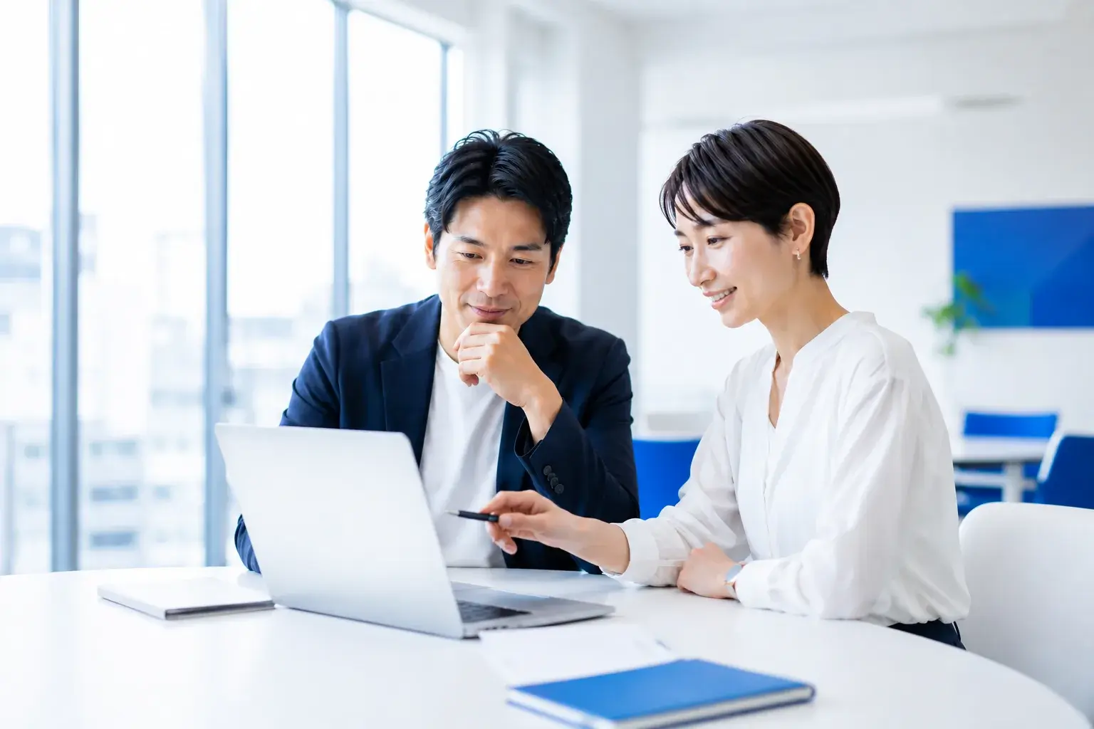 生成AI研修を受けるビジネスパーソン